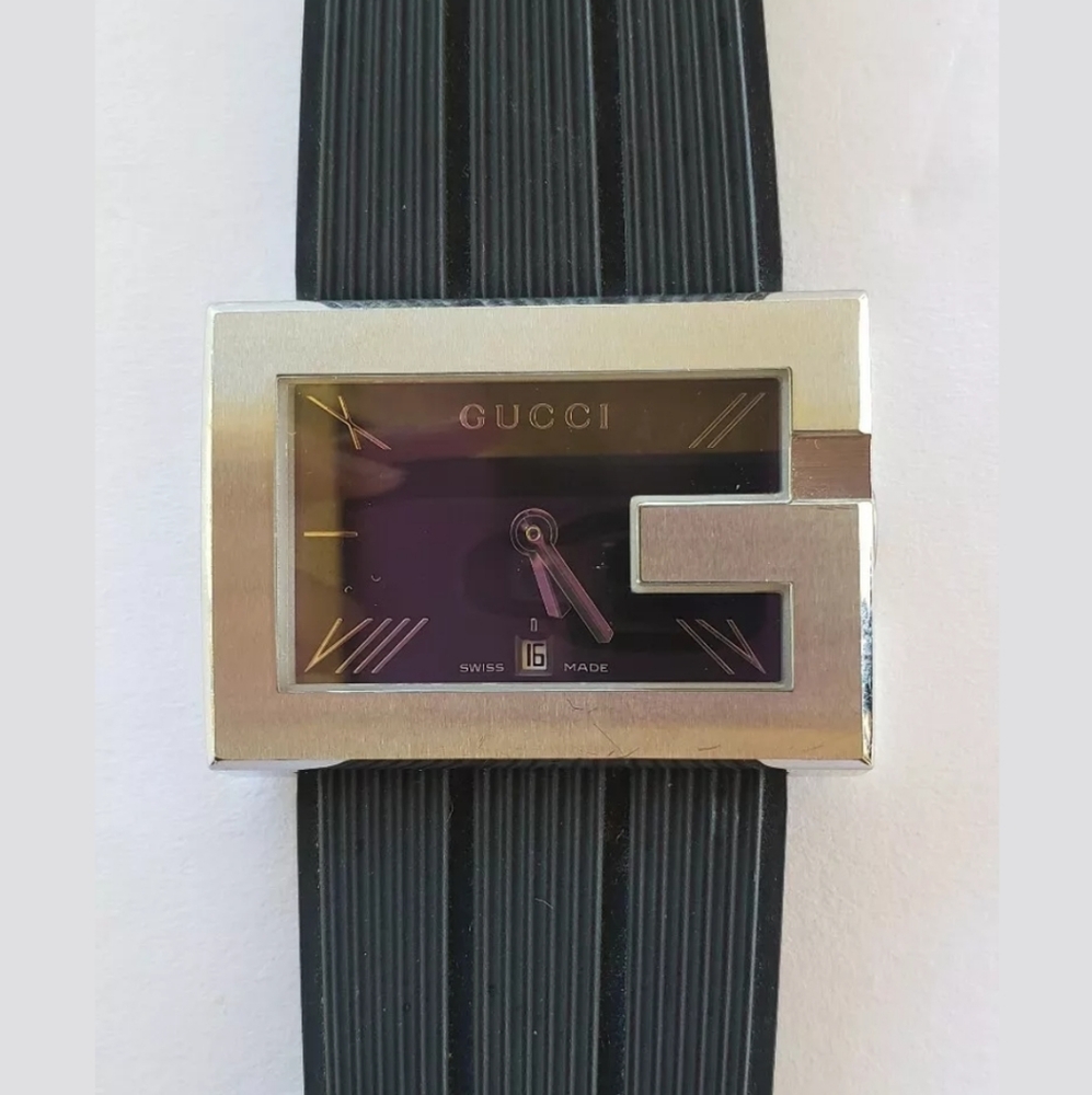 Gucci Black Dial Rubber 100M Series Watch